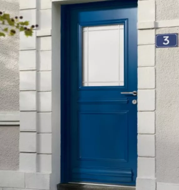 Porte bleue, fermée, entourée de pierres blanches, avec le numéro 3 affiché sur la droite, située dans un mur gris.