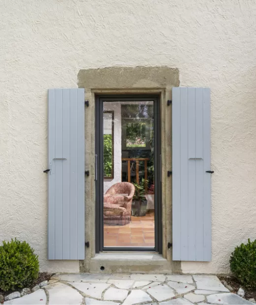 porte vitrée avec volets