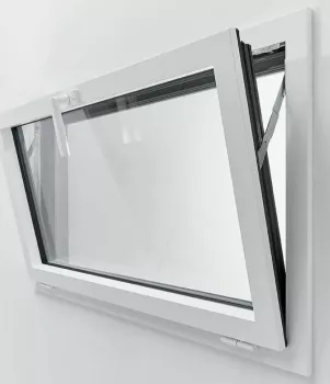 Fenêtre basculante blanche, ouverte en position inclinée, installée dans un mur blanc, permettant l'aération de la pièce.