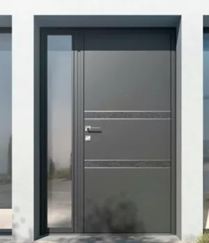 Porte grise moderne avec deux bandes décoratives horizontales, située dans une entrée encadrée de murs blancs et de fenêtres, offrant une apparence élégante et contemporaine.