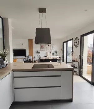 Cuisine avec baies vitrées