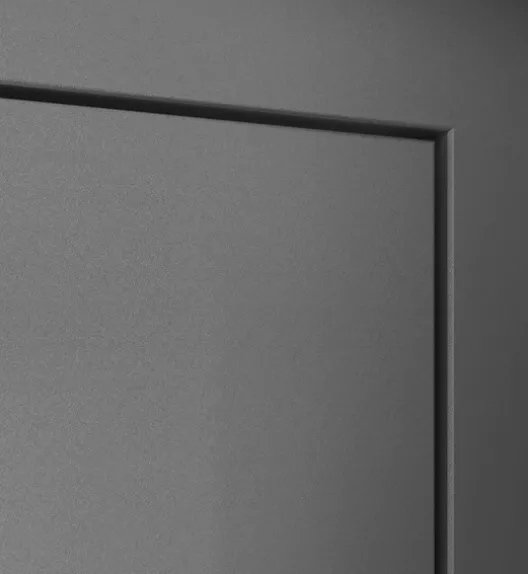 Porte grise avec un design simple et épuré, mise en avant par une lumière douce, dans un espace intérieur sobre.