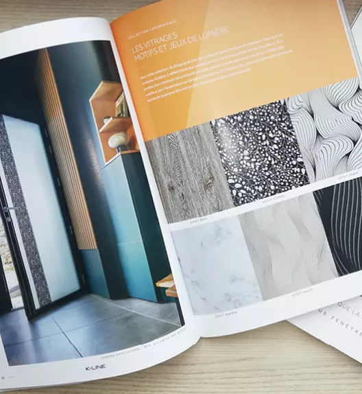 Une brochure ouverte présente une porte vitrée avec divers motifs et textures, décrivant les options de vitrage disponibles dans un contexte de décoration intérieure.