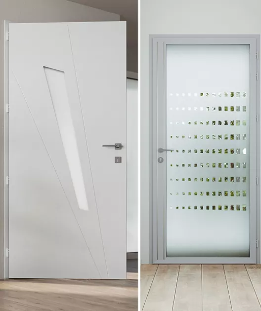 Deux portes modernes, l'une blanche avec une découpe en diagonale, l'autre en verre dépoli avec des motifs carrés, se trouvent dans un intérieur au sol en bois.