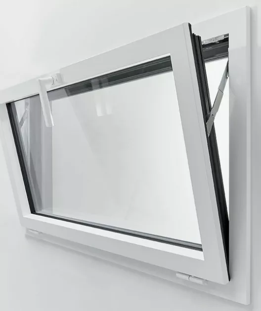 Fenêtre basculante blanche, ouverte en position inclinée, installée dans un mur blanc, permettant l'aération de la pièce.