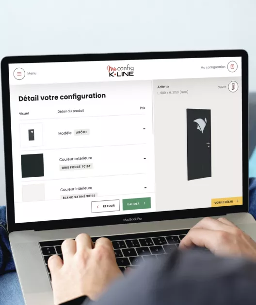 Ordinateur portable affichant une page web avec un formulaire de configuration, utilisateur saisissant des informations avec ses mains sur le clavier, contexte bureau.
