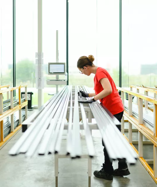 Employee qui s'occupe de menuiseries