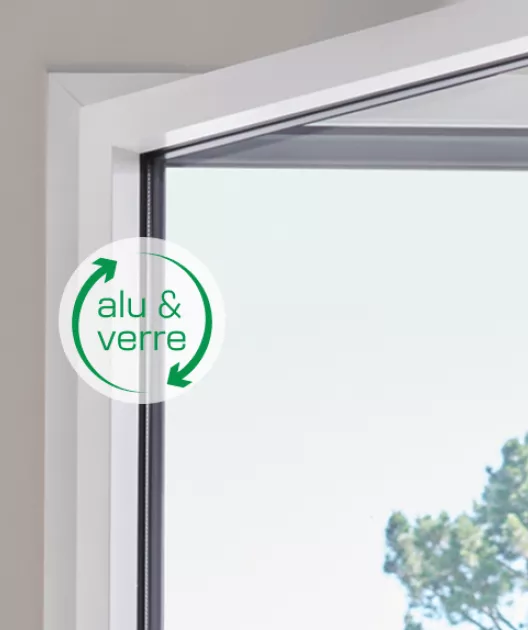visuel-angle-haut-d-une-fenetre-monocolore-blanc-interieur-k-line