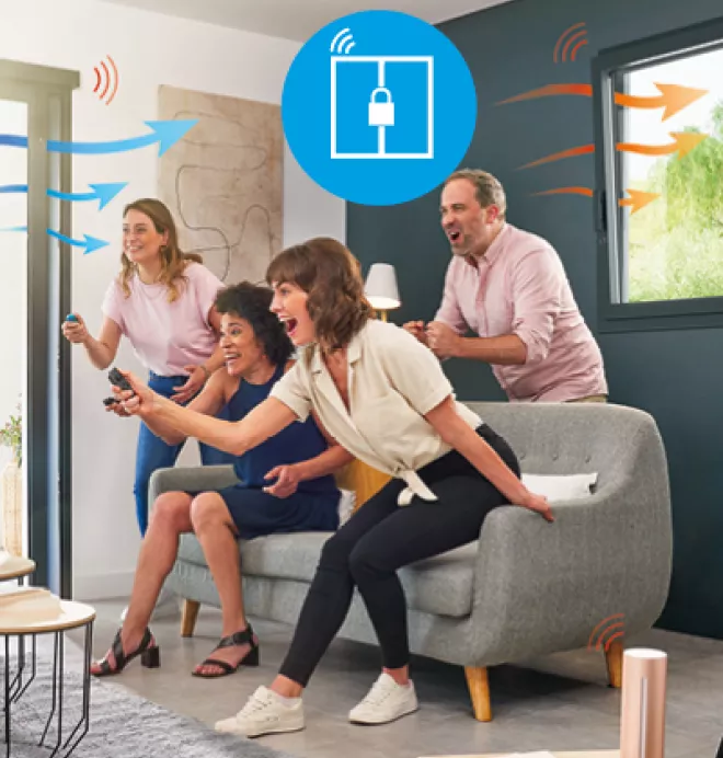 Quatre personnes enthousiastes jouent à un jeu vidéo interactif dans un salon, entourées d'icônes illustrant une connectivité sans fil.