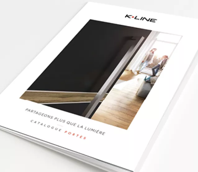 Catalogue de portes, illustré par des photos d'intérieurs lumineux, posé sur une surface blanche. Il promeut le slogan "Partageons plus que la lumière".