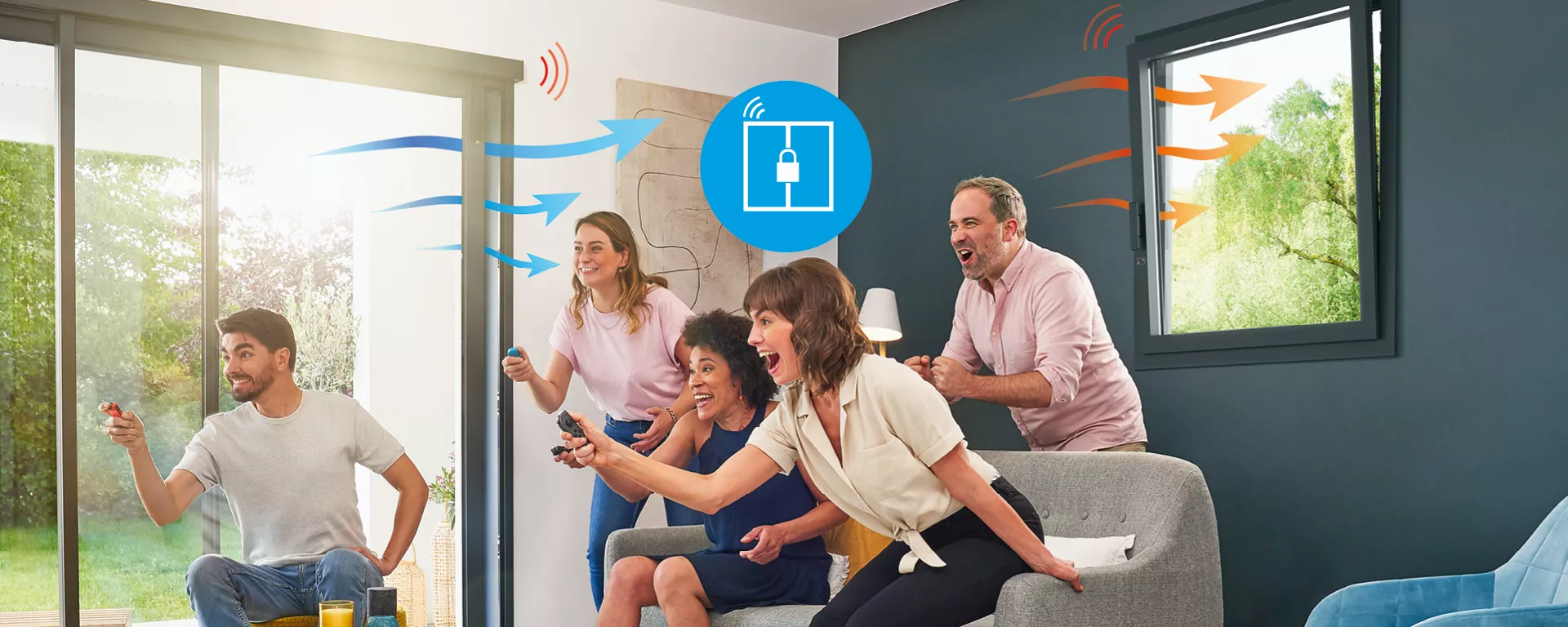 Groupe de personnes enthousiaste jouant à des jeux vidéo, dans un salon lumineux avec des fenêtres ouvertes et symbole de verrouillage de sécurité par-dessus.