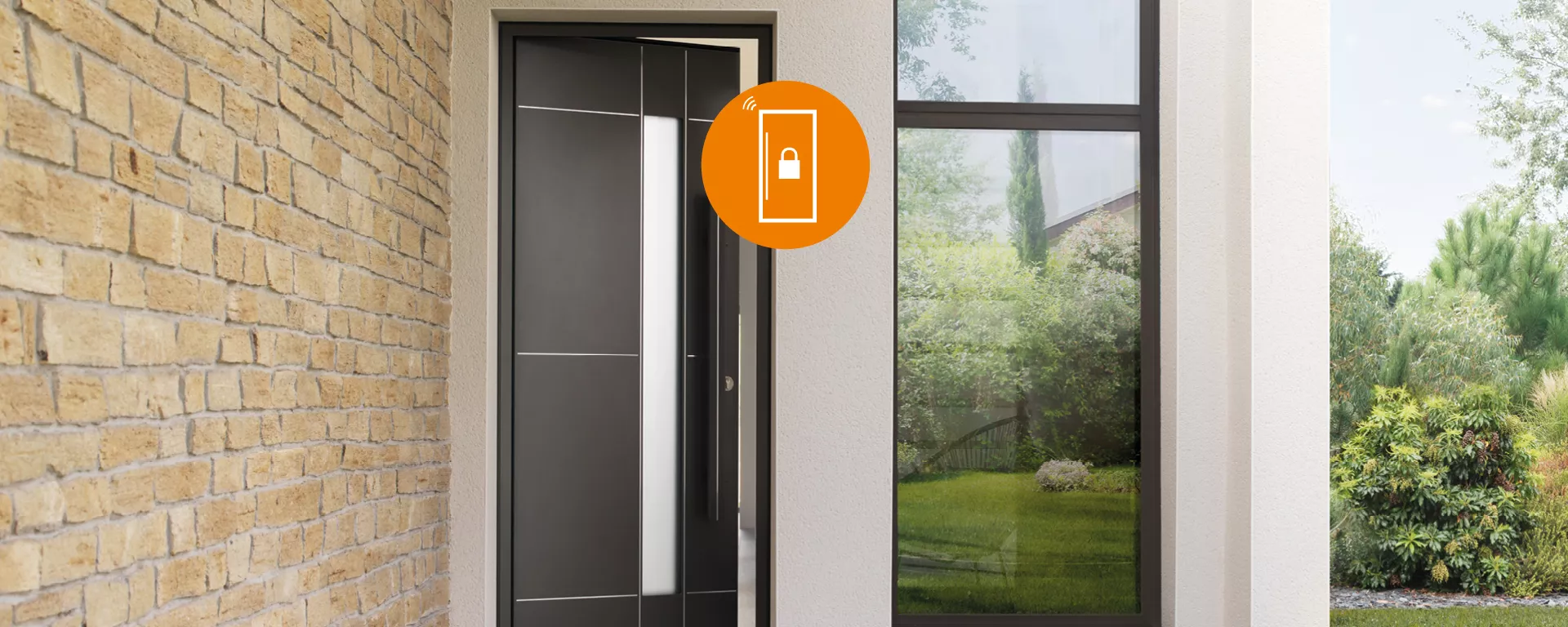 Porte noire moderne s'ouvre, révélant une entrée. À gauche, mur en pierres, à droite, fenêtre donnant sur un jardin verdoyant.