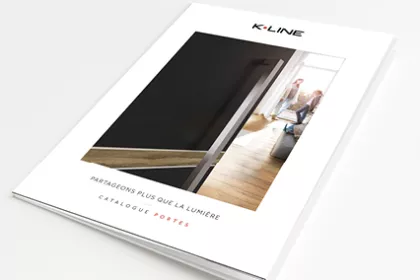 Catalogue de portes, illustré par des photos d'intérieurs lumineux, posé sur une surface blanche. Il promeut le slogan "Partageons plus que la lumière".