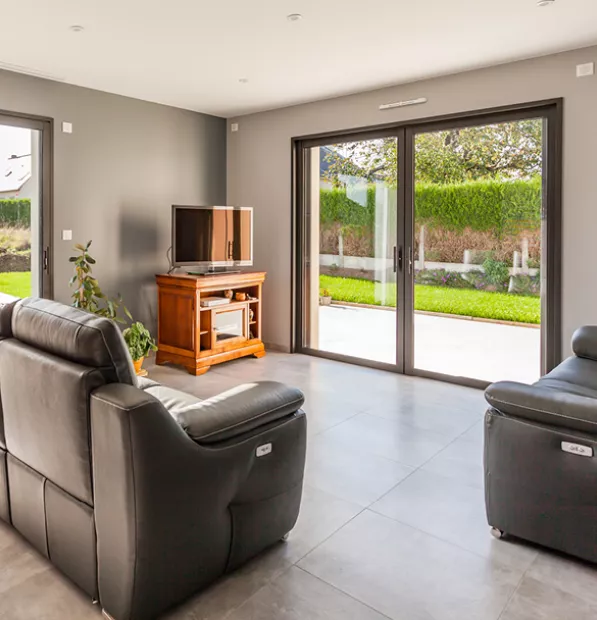 Les baies à galandage K•LINE sont une ode à la liberté : leurs vantaux coulissent dans l'épaisseur du mur pour s'effacer complètement et ne pas empiéter sur la surface intérieure, libérant ainsi le passage et valorisant l’espace. Une ouverture totale qui laisse l’extérieur s’inviter à l’intérieur, et inversement, et apporte tous les bienfaits de la lumière naturelle. 