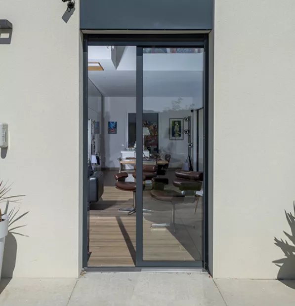 Baie à galandage en alu avec vantail 