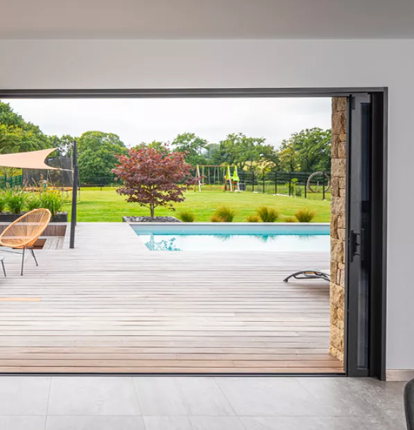 Baie à galandage en alu sur murs