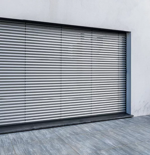 Brise soleil à lames avec occultation fermée pour le salon