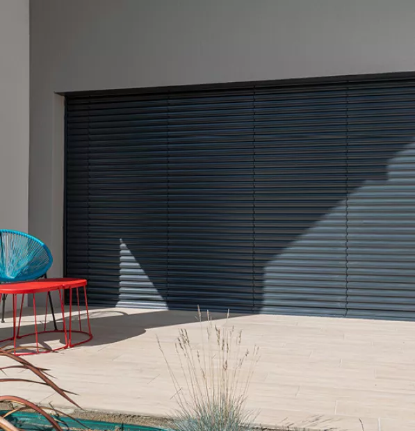 Brise soleil à lames avec occultation fermée pour la terrasse