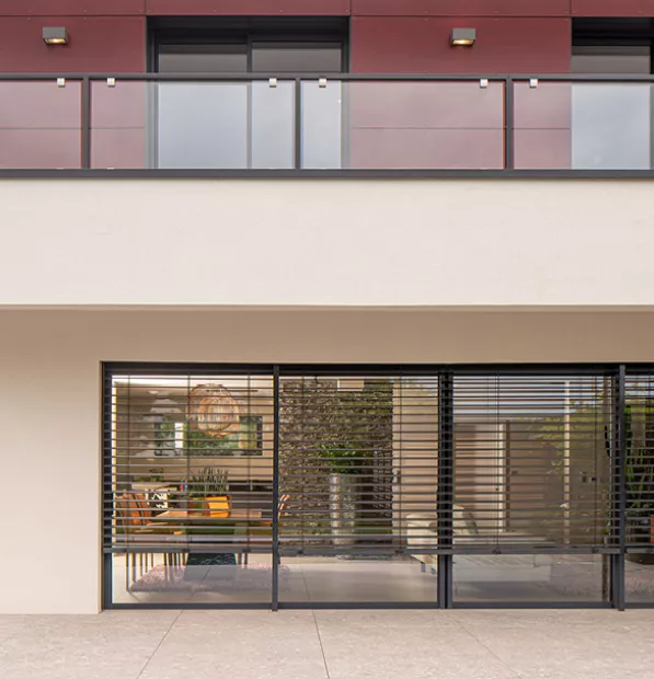 Brise soleil à lames avec occultation ouverte pour la façade