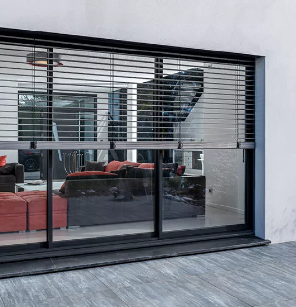 Brise soleil à lames avec occultation ouverte pour le salon 