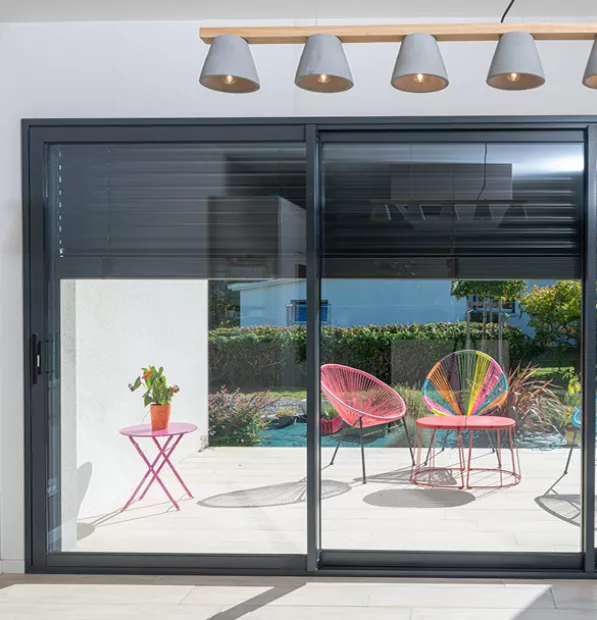 Brise soleil à lames avec occultation semi-ouverte