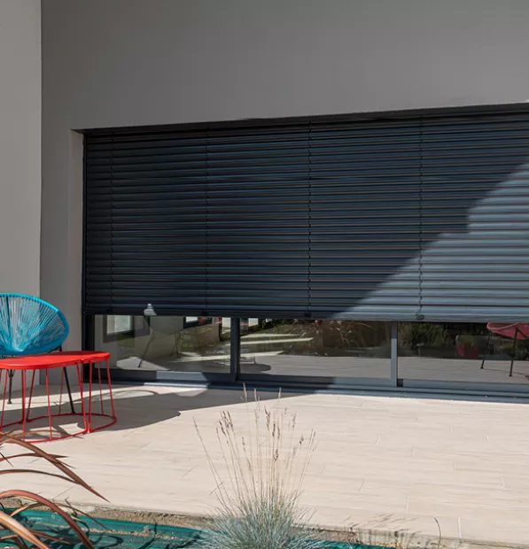 Brise soleil à lames avec occultation semi-ouverte pour la terrasse