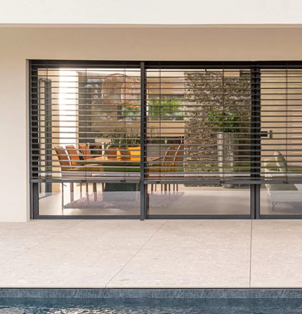 Brise soleil à lames avec occultation semi-ouverte pour la façade