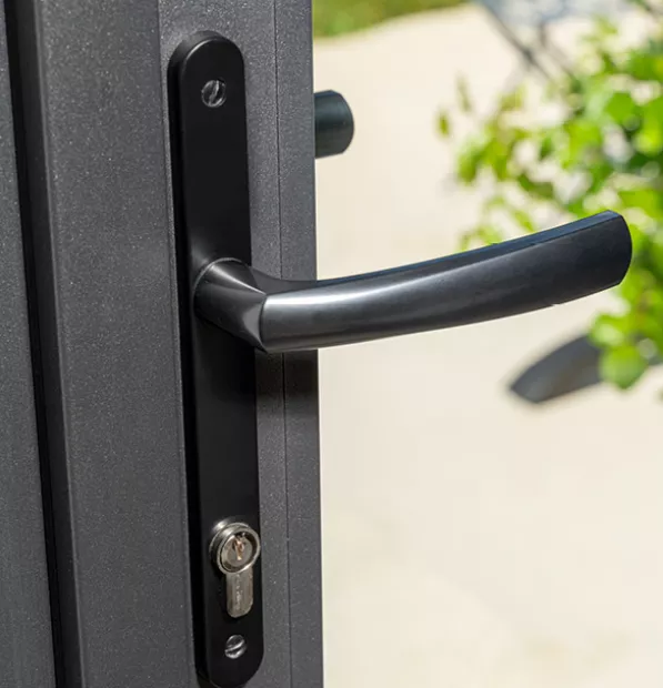 Poignée galbée en alu pour ensemble composé