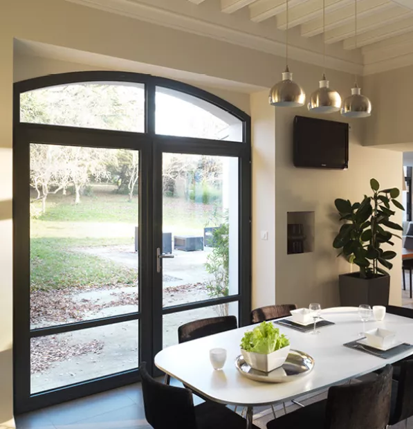 Ensemble composé avec porte fenêtre cintrée