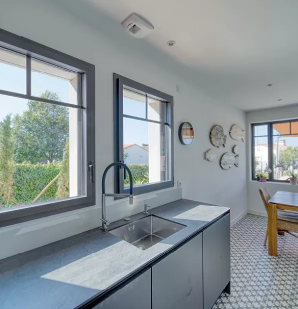 Fenêtre avec petits bois en alu pour la cuisine