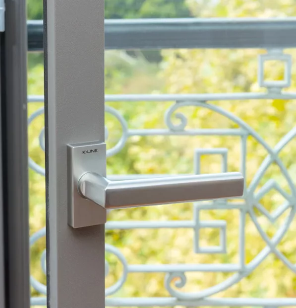 Fenêtre avec poignée carrée anodisée