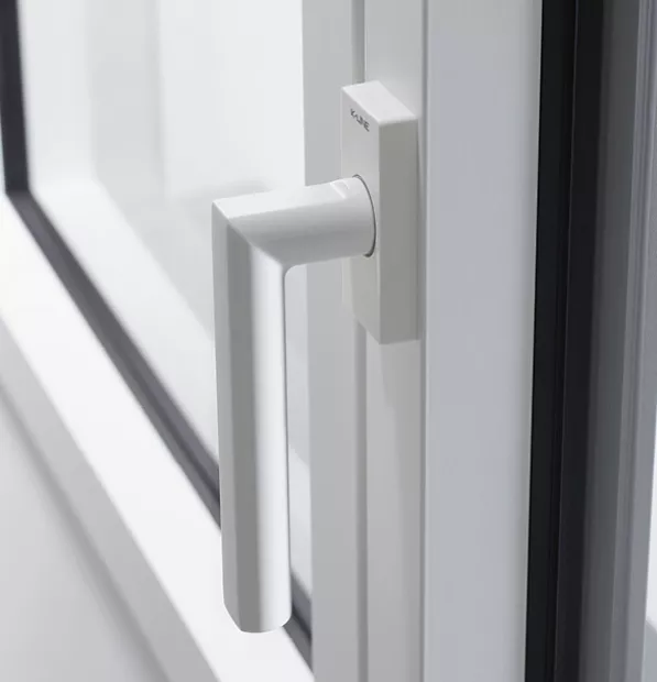 Fenêtre avec poignée design carré en alu