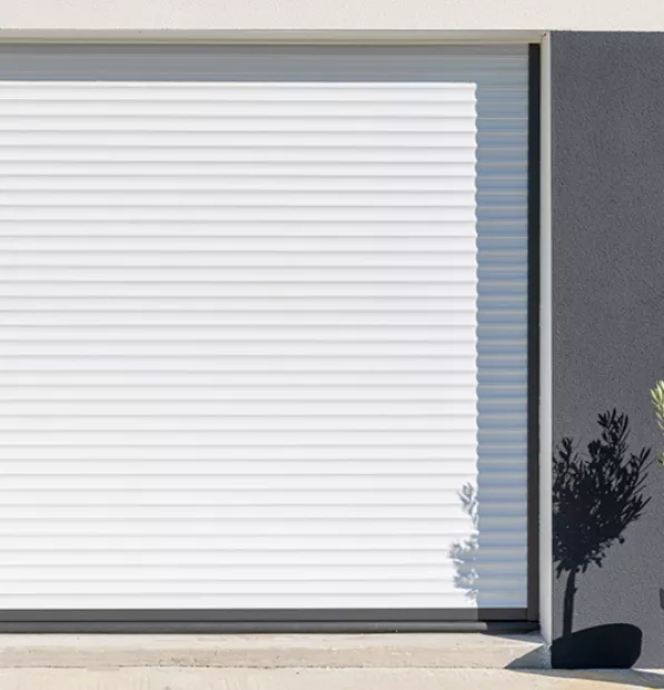 Vue extérieure volets roulants blancs