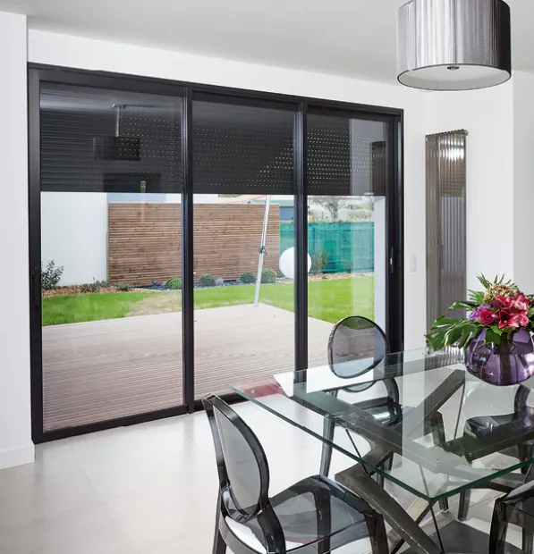 Volets roulants noirs