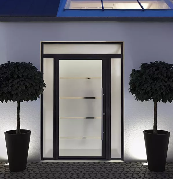 Porte d'entrée vitrée symphonie exterieur nuit avec une barre de tirage bt9