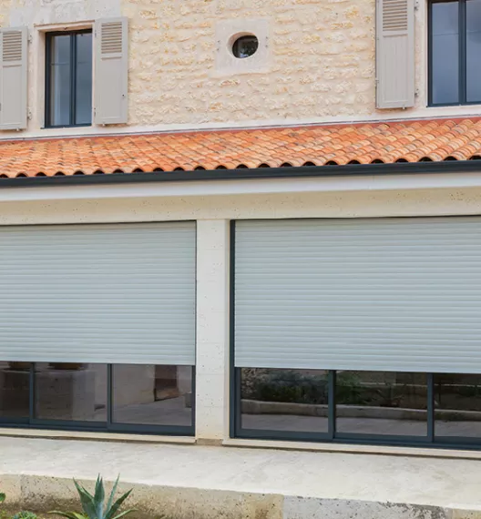 Vue extérieure volets roulants invisibles K.Line